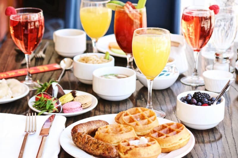 Where can I find a bottomless brunch in Los Angeles