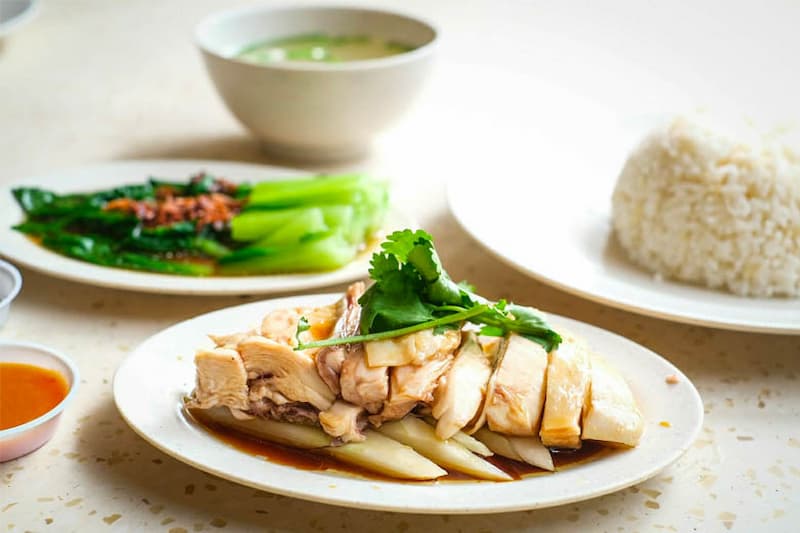 Heng Heng Chicken Rice specializes in Hainanese chicken that’s tender, flavorful, and served with fragrant rice